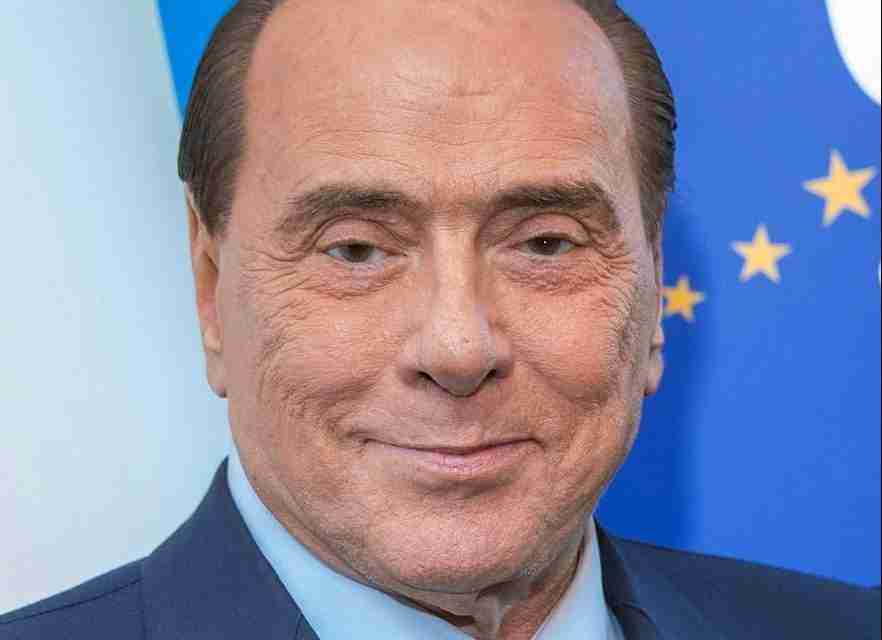 Corsa al Quirinale: Berlusconi rinuncia e chiede che Draghi rimanga a Chigi. Il valzer è cominciato