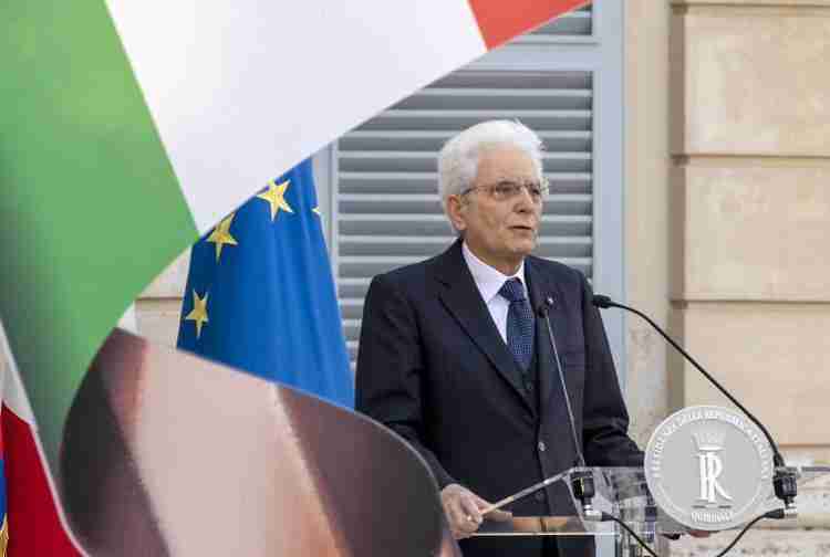 Incendi, Mattarella: “Forte preoccupazione per l’emergenza climatica nel Mediterraneo, occorre un fronte europeo”