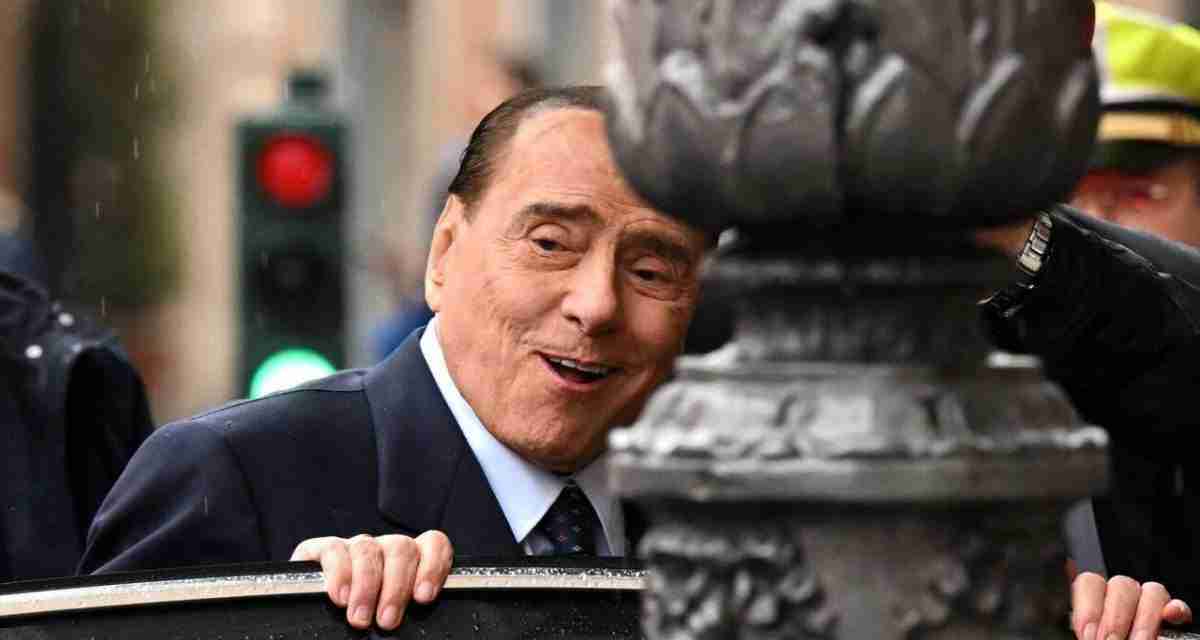 Silvio Berlusconi è di nuovo ricoverato al San Raffaele: “Accertamenti programmati”