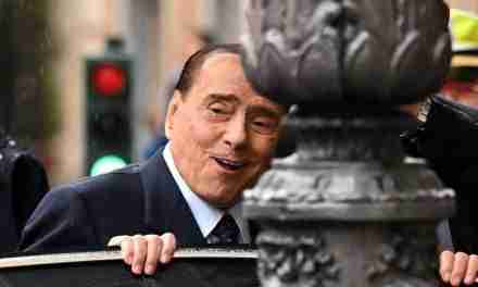 Silvio Berlusconi è di nuovo ricoverato al San Raffaele: “Accertamenti programmati”