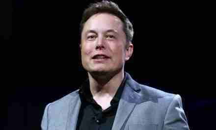 Musk annuncia l’acquisizione di Twitter: “L’uccellino è liberato”