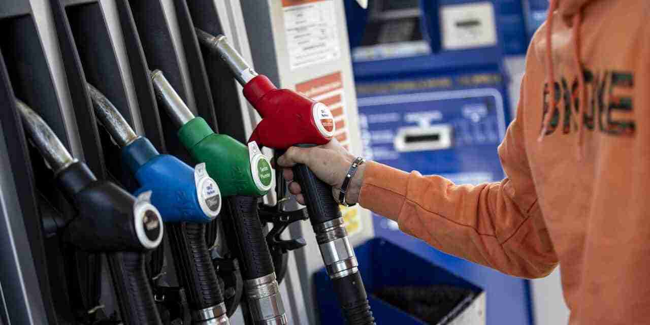 Carburante, prezzi ancora in calo: 1,630 euro/litro la benzina, 1,695 euro/litro il diesel