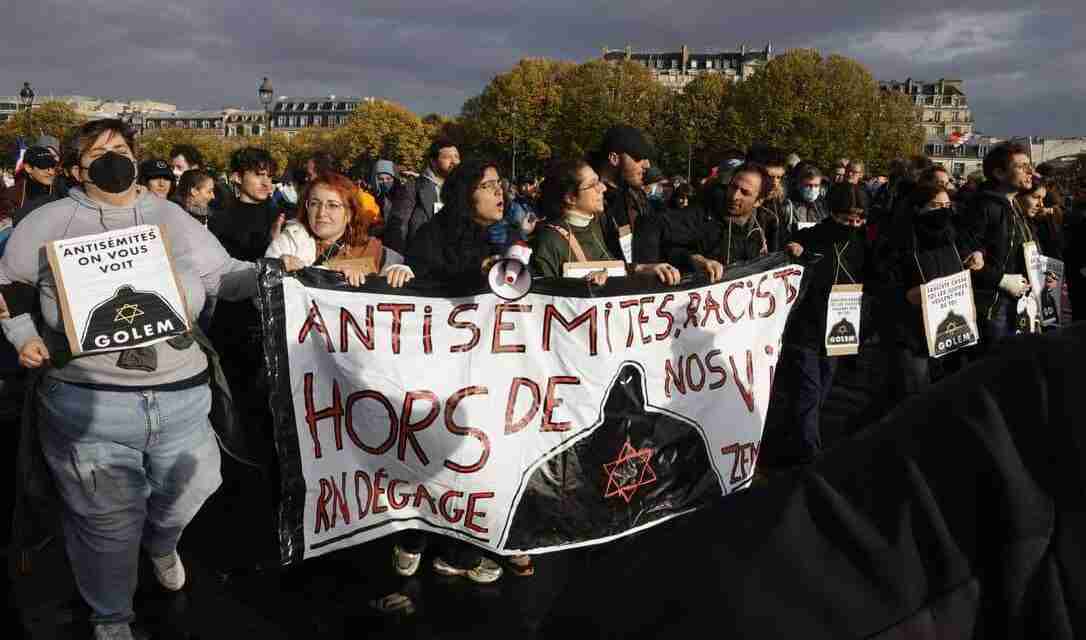 Parigi, in piazza migliaia di persone riunite contro l’antisemitismo. Presenti la premier Borne ma anche Le Pen