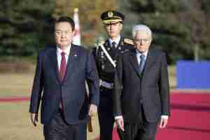 Mattarella visita il 38esimo parallelo in Corea: “Qui si comprende come una guerra non si è conclusa con la pace”