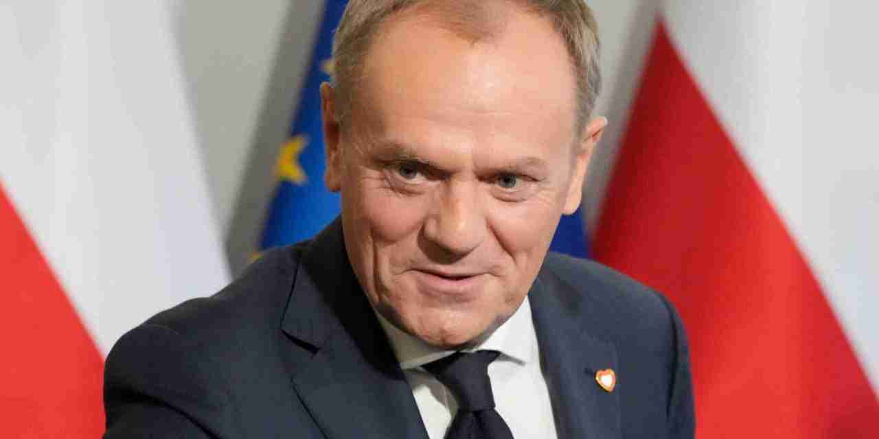 Polonia, Donald Tusk è il nuovo primo ministro: finisce il dominio del partito nazionalista durato 8 anni