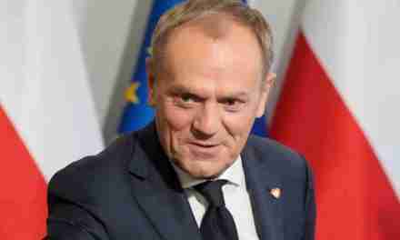 Polonia, Donald Tusk è il nuovo primo ministro: finisce il dominio del partito nazionalista durato 8 anni