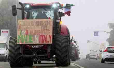 Protesta degli agricoltori, centinaia di trattori contro le politiche europee