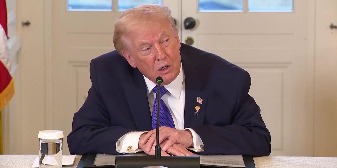 Trump sospende gli attacchi all’Iran e parla di accordo, ma Teheran smentisce i negoziati